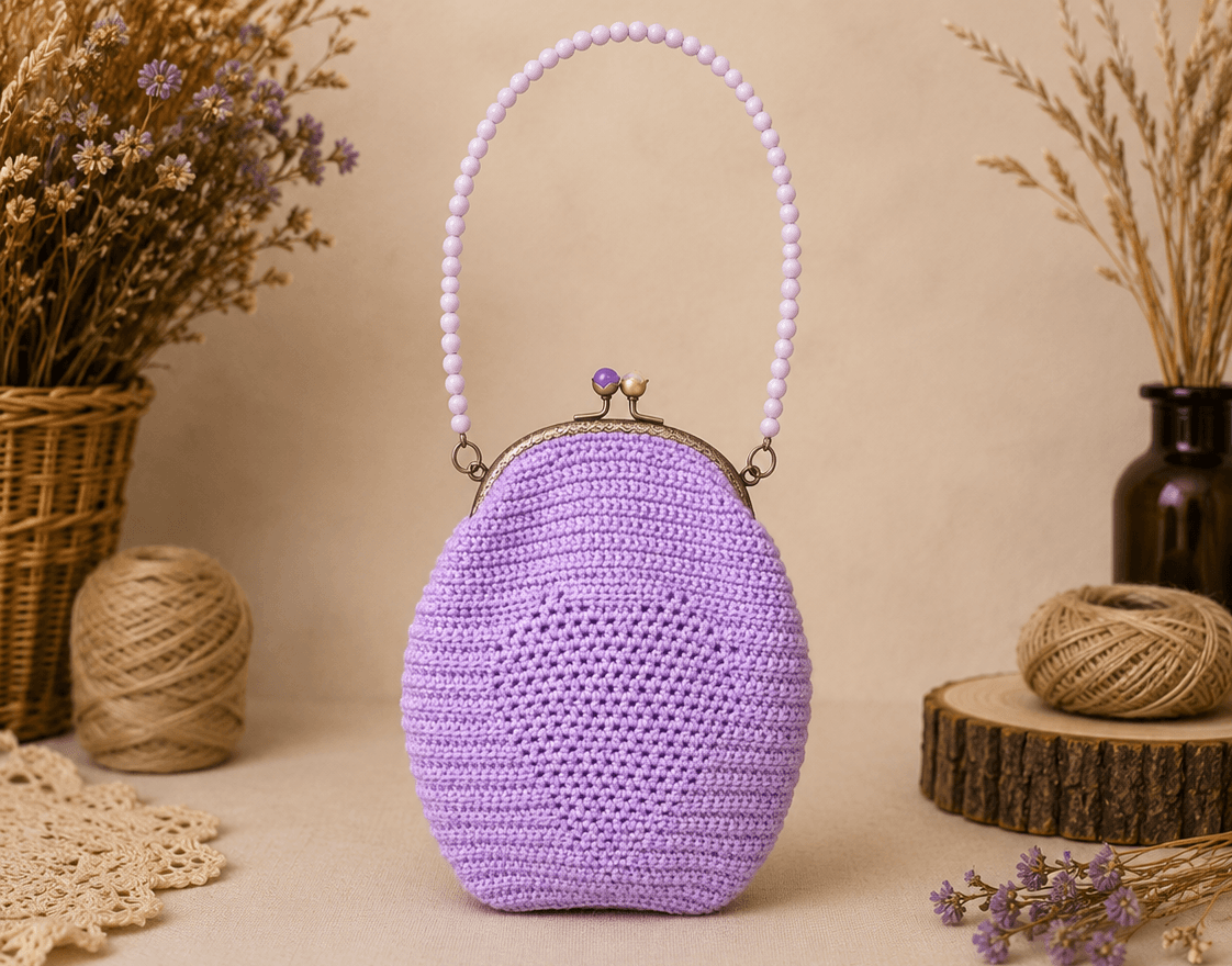 Bolso morado artesanal con asa de cuentas decorativas.