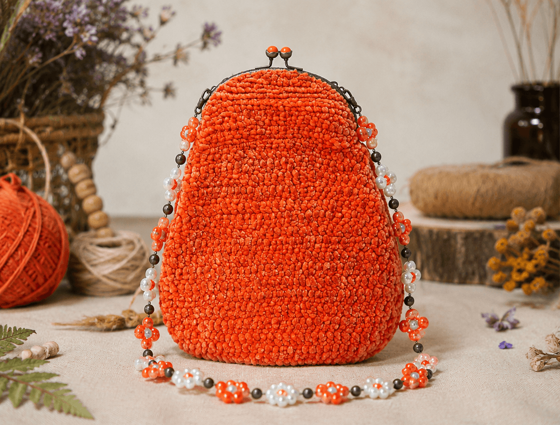Bolso artesanal en naranja vibrante hecho a mano.